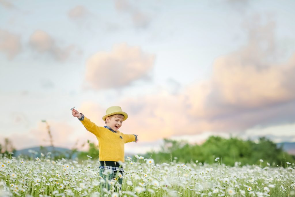 AM-article-How Children Learn to Be Good: Helping Your Child to Develop Kindness, Fairness and Honesty - featured image