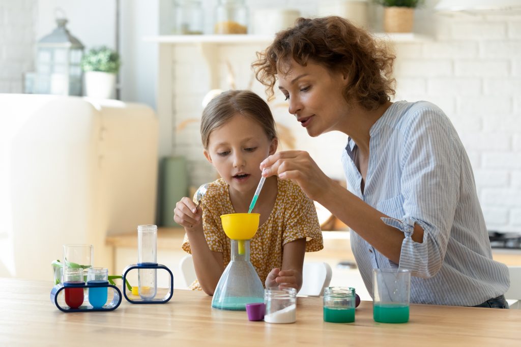 AM-article-5 Resources to Turn Christmas Break Into a Hands-On Science Lab - featured image